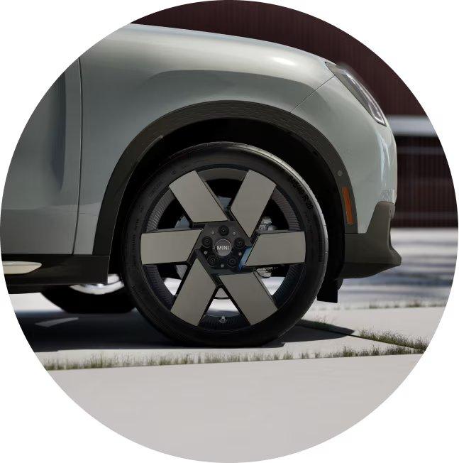 Tinggalkan Jejak dengan Velg 20” yang Tersedia  Desain spoke kincir angin dan aksen perak cerah membuat setiap putaran roda MINI Anda semakin mengesankan.